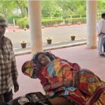 कवर्धा में पति का संघर्ष: कैंसर पीड़ित पत्नी को बचाने के लिए बाइक को बनाया स्ट्रेचर, मदद की तलाश में दर-दर भटक रहे हैं