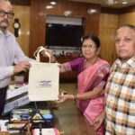 राज्यपाल डेका से नो प्लास्टिक कैंपेन की ब्रांड एंबेसडर शुभांगी आप्टे ने की मुलाकात