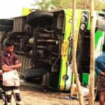 कोंडागांव में बस पलटने से हादसा: यात्री का हाथ कटा, चालक समेत तीन गंभीर रूप से घायल