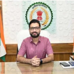 कलेक्टर ने कहा: “बेटियों ने बढ़ाया जिले का मान” – महासमुंद की छात्राओं को सम्मानित किया