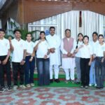 छात्रा शहनाज परवीन और संध्या नायक ने मुख्यमंत्री एवं शिक्षा मंत्री के साथ सौजन्य भेट किया
