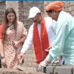 मुख्यमंत्री विष्णुदेव साय ने श्रमिक बहनों के साथ ईंट जोड़ाई, सुशासन तिहार में दिया उदाहरण