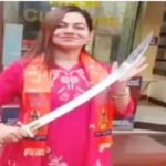 रायपुर में तलवार लहराती टीचर वायरल, शिक्षा विभाग ने जारी किया नोटिस
