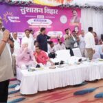 सांसद बृजमोहन अग्रवाल ने नायब तहसीलदार को मंच पर लगाई क्लास, कहा- जनता के पैसे का खेल बर्दाश्त नहीं