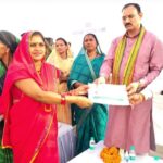 मझौली शिविर में सविता को स्वास्थ्य मंत्री ने सौंपा आयुष्मान कार्ड, ग्रामीणों की समस्याओं का तुरंत समाधान