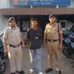 आज जेल, कल बेल: हथकड़ी में भी नहीं टूटा स्टंटबाज का घमंड, पुलिस गाड़ी से बनाई रील, VIDEO वायरल