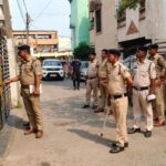 नकली शराब सिंडिकेट पर रायगढ़ पुलिस का बड़ा एक्शन! फरार मास्टरमाइंड के घर चस्पा किया नोटिस, 3 दिन में हाजिर होने का अल्टीमेटम