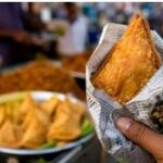Health Alert: समोसे-कचौड़ी को अखबार में लपेटकर खाते हैं? यह आदत बन सकती है गंभीर बीमारी की वजह