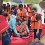 आरंग में बाढ़ का कहर, घर में फंसे एक ही परिवार के 6 लोगों का SDRF ने किया रेस्क्यू; महानदी उफान पर
