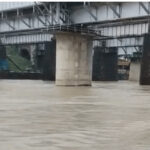 छत्तीसगढ़ में बारिश का कहर! सूरजपुर में सड़कें बहीं, कच्चे मकान ढहे; केलो डैम के 4 गेट खुले, आज भारी बारिश का अलर्ट