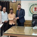 घर की खुदाई में मिले निखात को विजय कुम्हार ने कलेक्टर को सौंपा