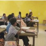 3 साल से स्कूल भवन का इंतजार! पंचायत भवन में पढ़ रहे बस्तर के बच्चे, एक ही जगह चल रही पढ़ाई और सरकारी दफ्तर