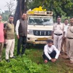रात के अंधेरे में सागौन की तस्करी! जंगल से निकल रहा था लकड़ी से लदा पिकअप, 26 लट्ठों के साथ पकड़ा गया