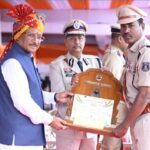 मुख्यमंत्री विष्णु देव साय के करकमलों से उत्कृष्ट सेवा के लिए सम्मानित हुए पुलिस एवं नगर सेना के अधिकारी-कर्मचारी