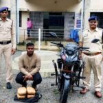कोमाखान में गांजा तस्करी का बड़ा खुलासा! बाइक से 4.210 किलो गांजा बरामद, बालिग आरोपी और नाबालिग हिरासत में